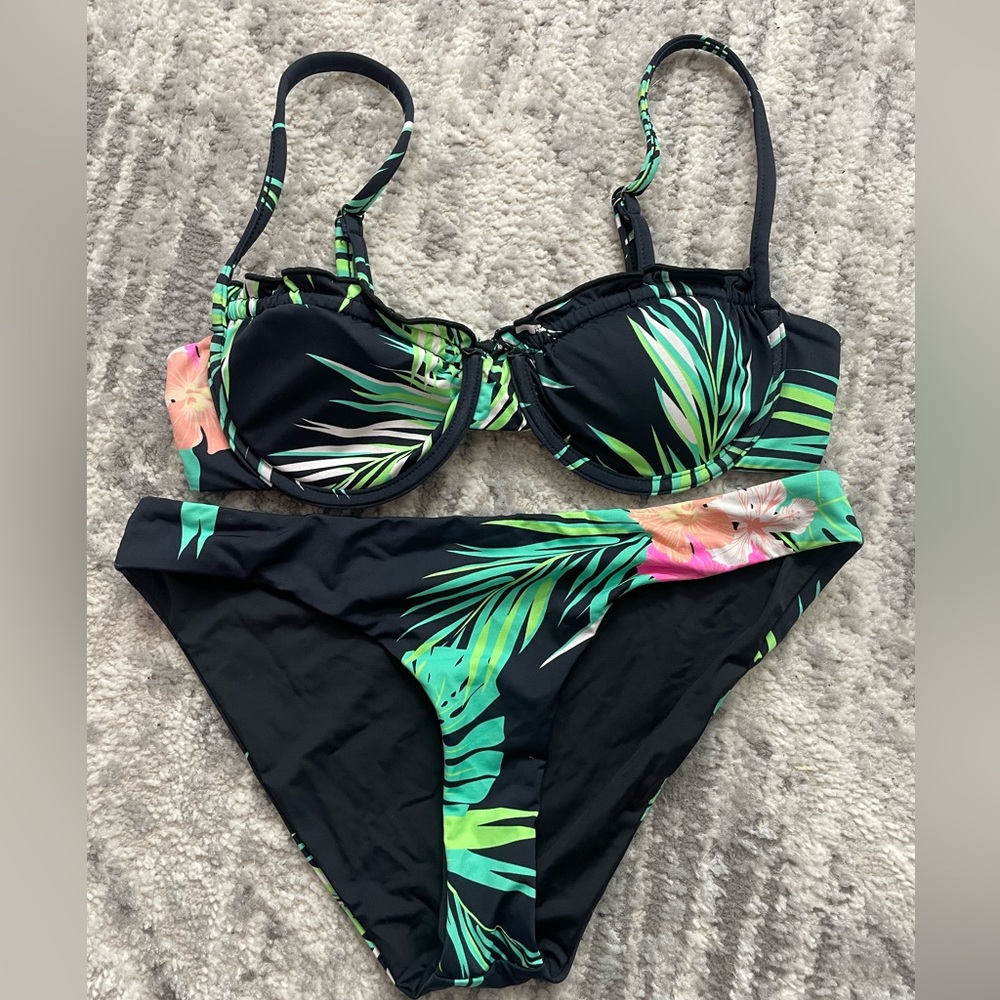 Sandy beach NWOT size M bikini